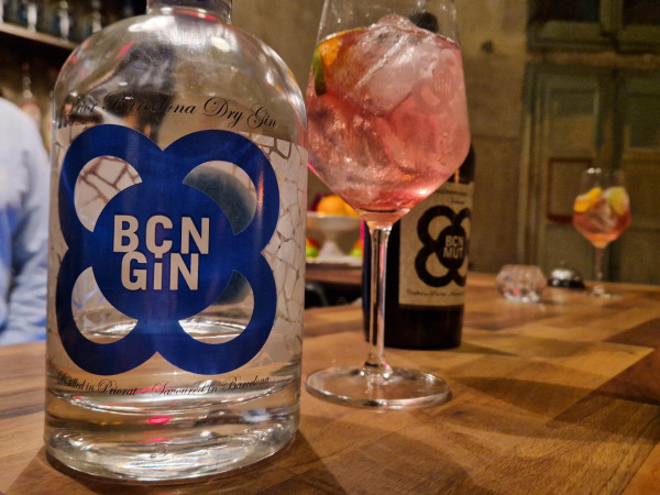 Eine Flasche Gin auf einer Theke