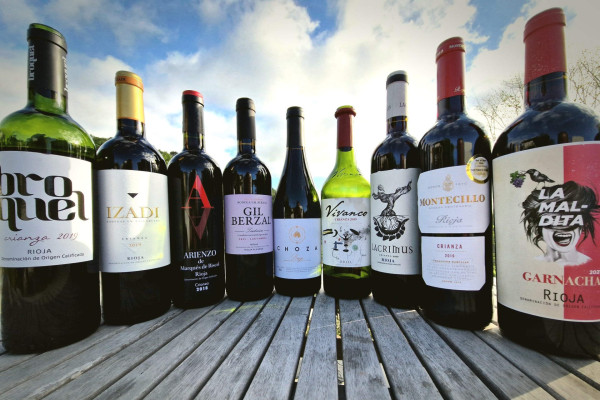 9 Weinflaschen auf einem Tisch