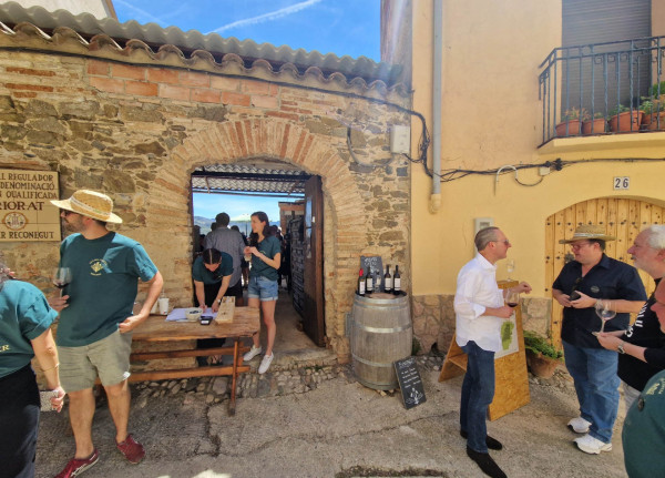 Straßenszene in Gratallops während eines Weinfests