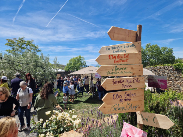 Wegweiser zu Weingütern im Garten von Clos Figueras