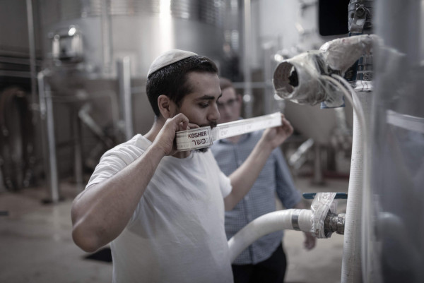 Mann mit Kippa und Koscher-Siegel