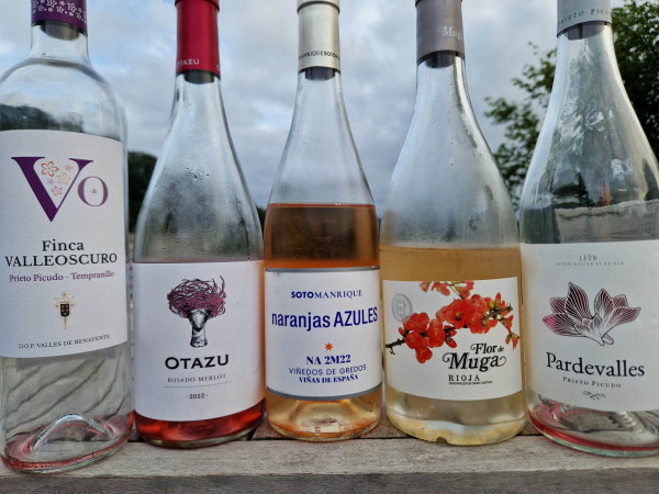 5 Weinflaschen auf einem Holztisch