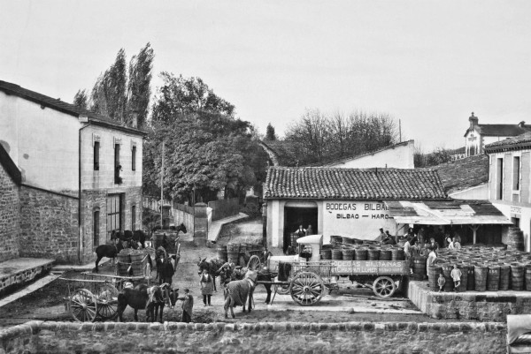 ein altes schwarz-weiß-Foto einer spanischen Bodega