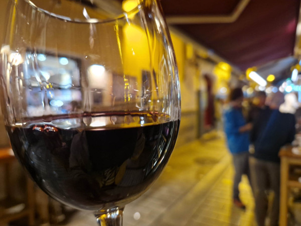 Ein Glas Wein vor einer Bar in Logroño