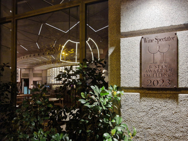 Eine Tafel an einer Bar