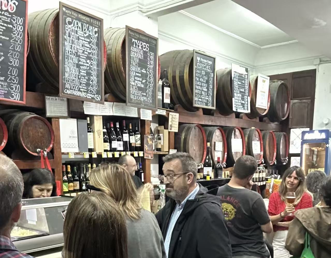 Ein Glas Wein in Gesellschaft Spanien Kneipe Wein