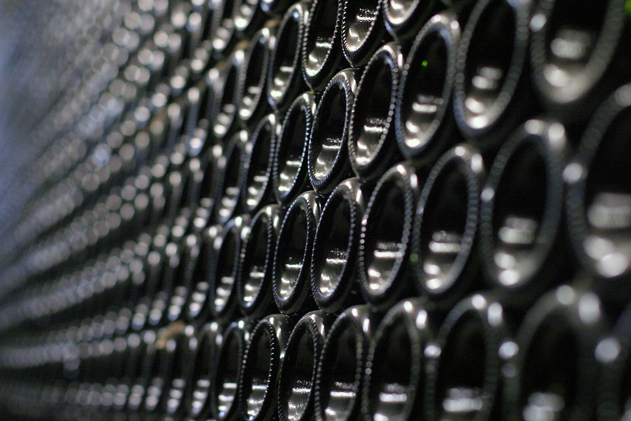 Zahlreiche Weinflaschen in einem Regal