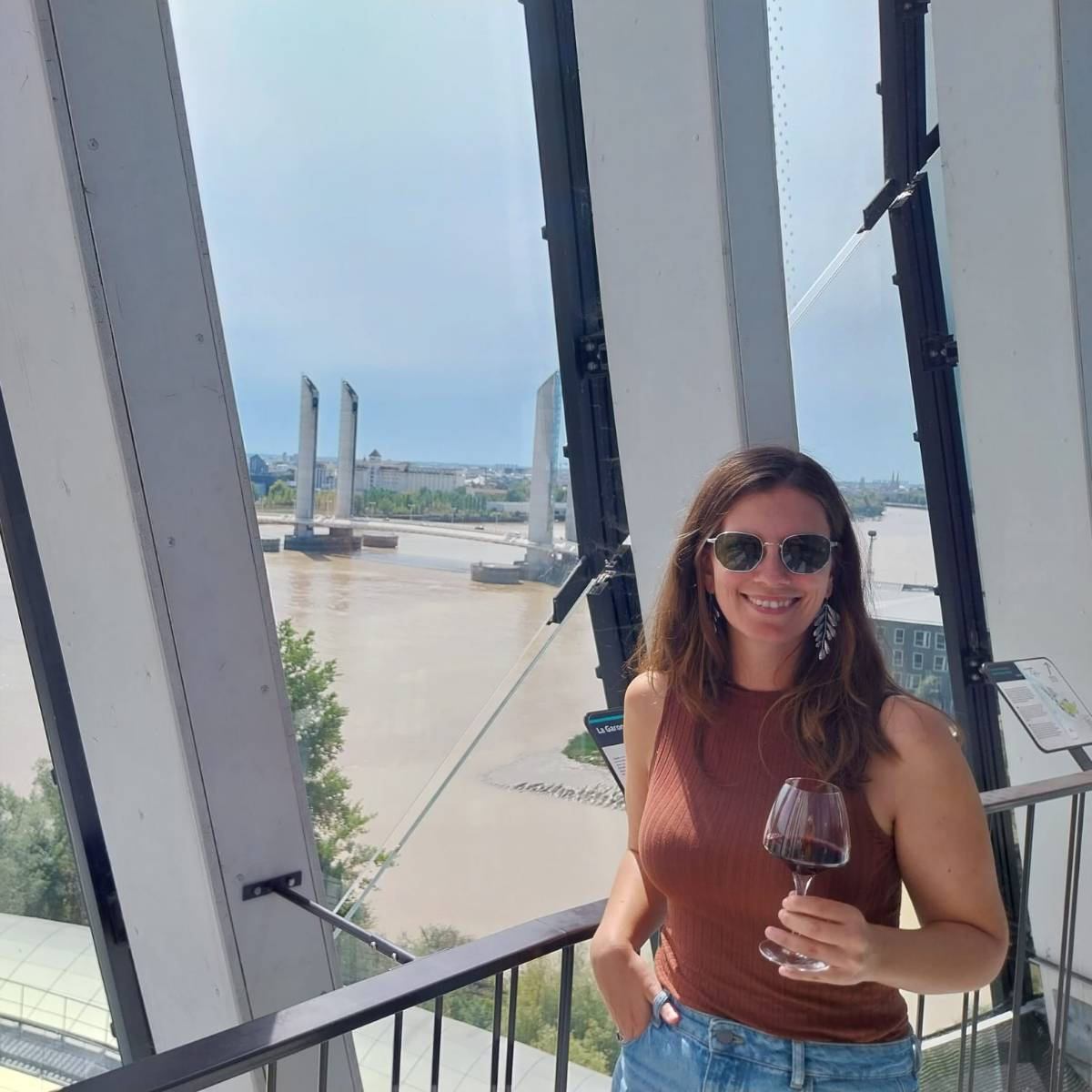 Lara Martens mit einem Glas Wein in der Hand